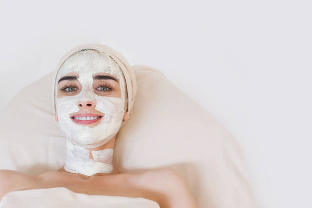 vrouw met gezicht klei masker - Foto, afbeelding