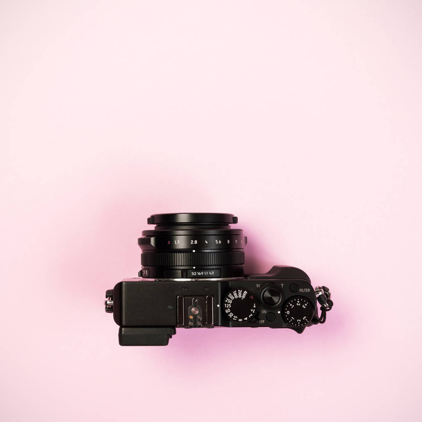 ピンクのパステル カラーの背景 w ヴィンテージのデジタル コンパクト カメラ - 写真・画像
