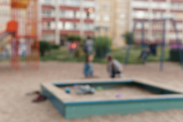 Rozmyte i niewyraźne obraz tła plac zabaw dla dzieci, zajęcia w parku publicznym. - Zdjęcie, obraz