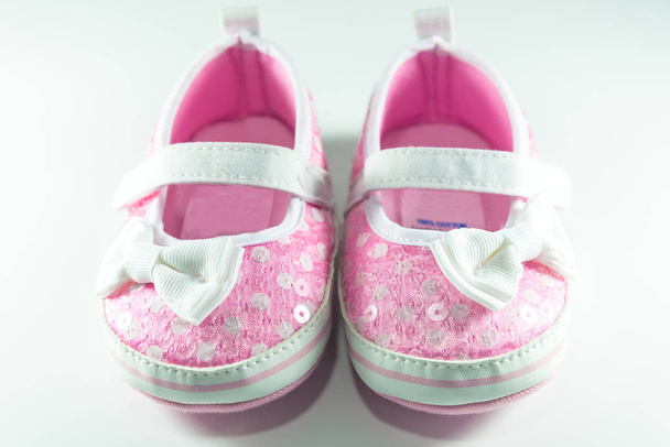Розовая и белая обувь детей на белом фоне
. - Фото, изображение