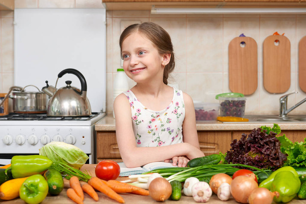 παιδί κορίτσι με φρούτα και λαχανικά στην κουζίνα στο σπίτι εσωτερικό,  - Φωτογραφία, εικόνα