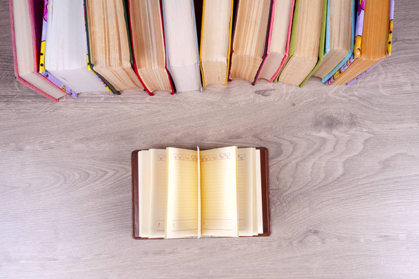 Libro aperto, libri rigidi su sfondo colorato luminoso. - Foto, immagini