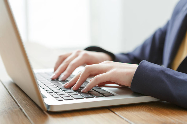 Biznes kobieta korzysta z laptopa w miejscu pracy, zbliżenie - Zdjęcie, obraz