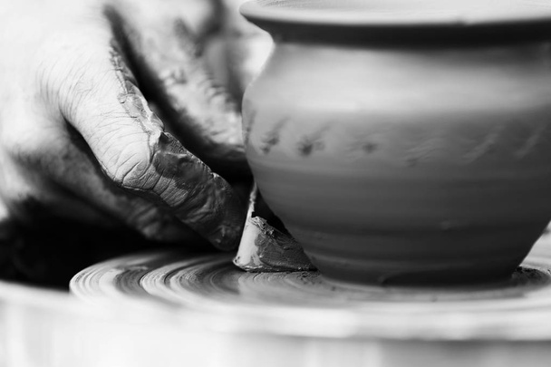 Potter che fa la pentola di ceramica sulla ruota della ceramica - Foto, immagini