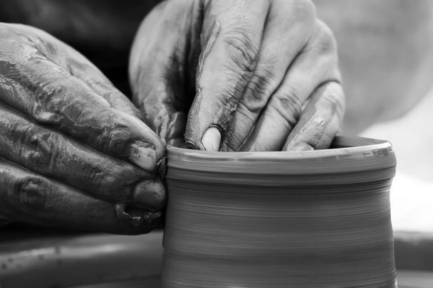 Potter haciendo olla de cerámica en la rueda de cerámica - Foto, Imagen