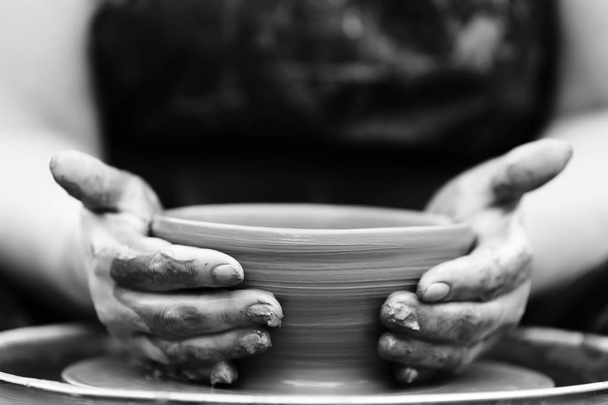 Töpfer macht Keramiktopf auf der Töpferscheibe - Foto, Bild