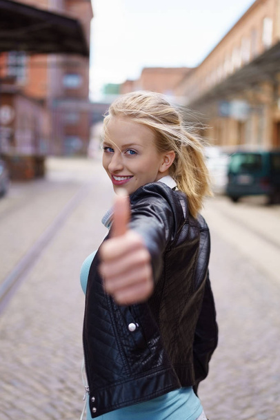 Young smiling woman giving thumb up - Foto, Imagen