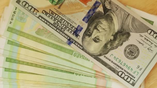 Białoruski rubli par wartości dwieście tysięcy kłamstwo i Dolar amerykański (USD) na drewnianym stole. - Materiał filmowy, wideo