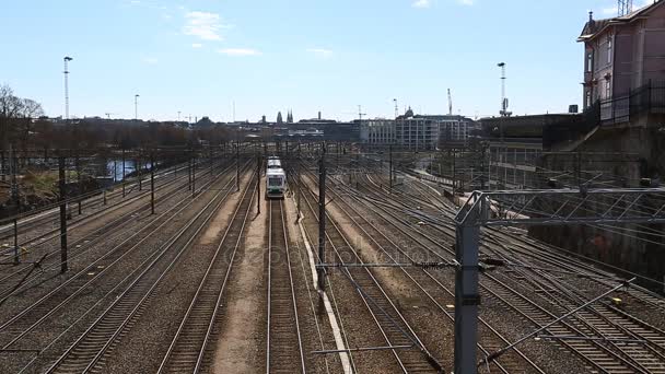 Letecký pohled na osobní vlaky kolem nádraží města Helsinky. - Záběry, video