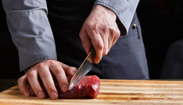 Fából készült táblán étterem konyha Chef vágás vesepecsenye-szelet - Fotó, kép