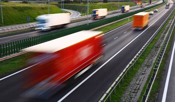 Грузовики на четырёхполосной автомагистрали в Польше
 - Фото, изображение