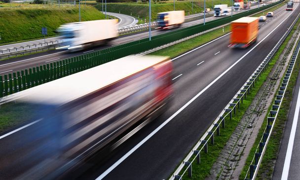Грузовики на четырёхполосной автомагистрали в Польше
 - Фото, изображение