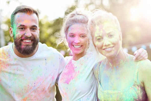 Groep vrienden plezier op kleur festival - Foto, afbeelding