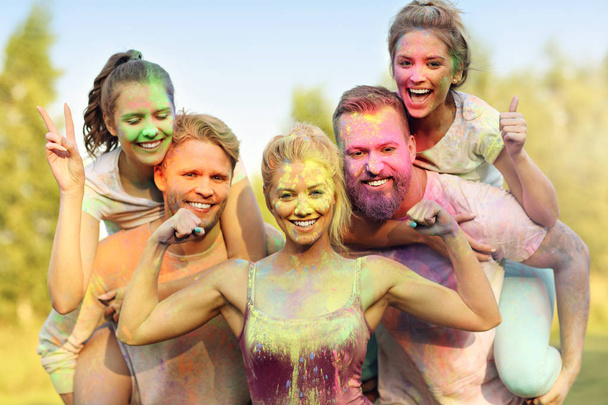 Groep vrienden plezier op kleur festival - Foto, afbeelding