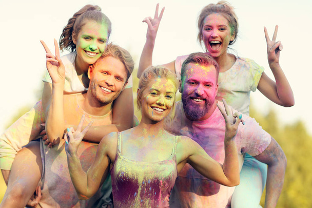 Grupo de amigos divirtiéndose en el festival de color
 - Foto, Imagen