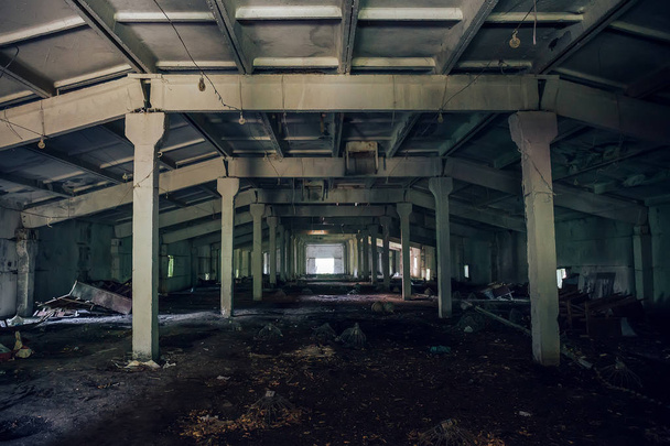 Armazém industrial abandonado interior
 - Foto, Imagem