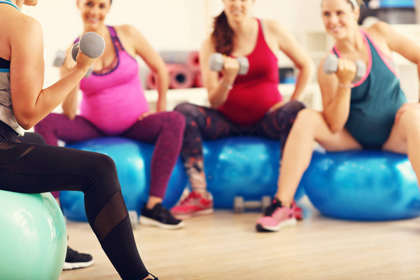 grupa kobiet w ciąży podczas zajęć fitness - Zdjęcie, obraz