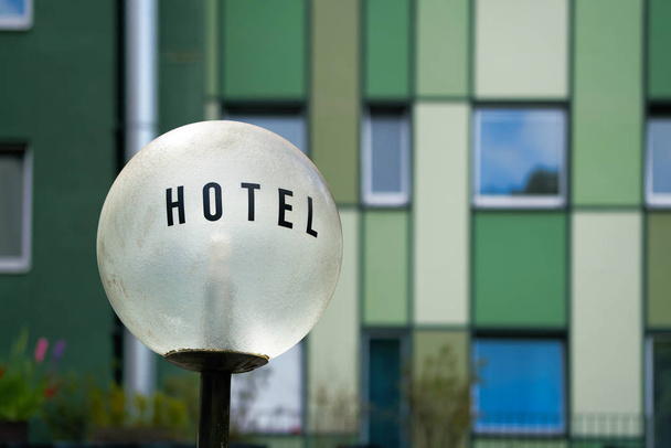 Lamp met de inscriptie "Hotel" - Foto, afbeelding