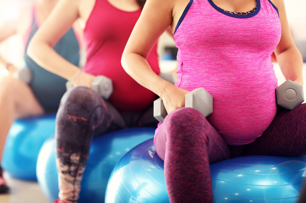 grupo de mujeres embarazadas durante la clase de fitness - Foto, imagen