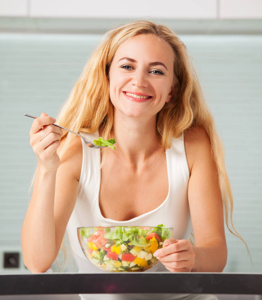Young woman eating vegetable salad - Foto, Imagem