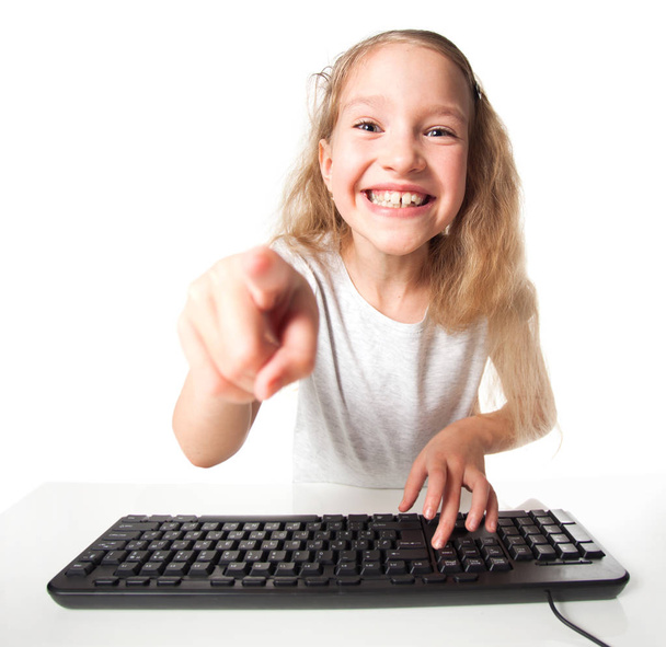 Child looking at a computer - Zdjęcie, obraz