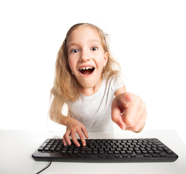 Child looking at a computer - Zdjęcie, obraz