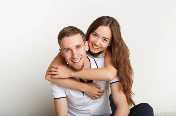 Homme heureux portant sa petite amie sur le dos
 - Photo, image
