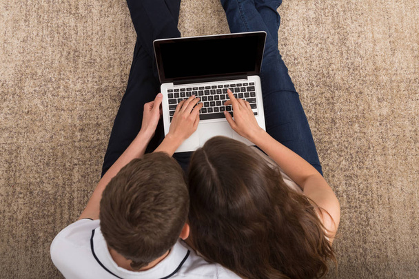 junges Paar surft auf Laptop, kopiert Speicherplatz - Foto, Bild