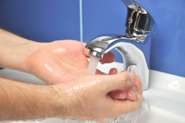 hombre lavándose las manos
 - Foto, imagen