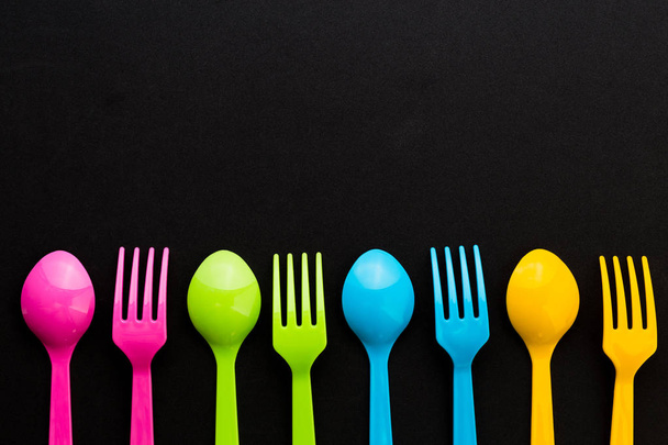 Set di cucchiai colorati, isolato su sfondo nero
 - Foto, immagini