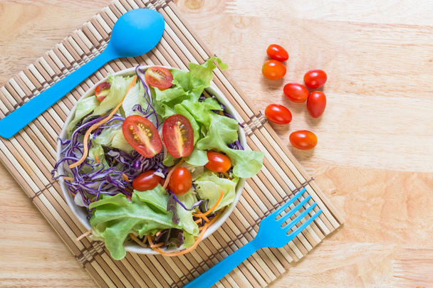 Salada dietética com legumes frescos (tomate, pepino, repolho chinês, cebola vermelha e cranberries). Top vista backgound de madeira
 - Foto, Imagem