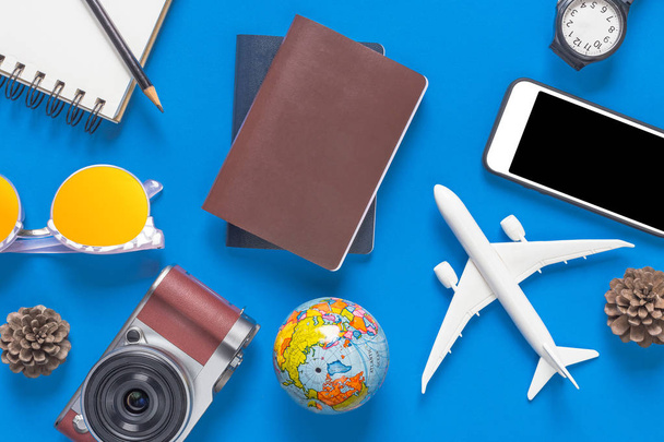 Abbigliamento e accessori del viaggiatore su sfondo blu con spazio copia, concetto di viaggio
 - Foto, immagini