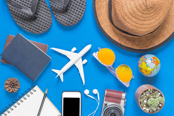 Одежда и аксессуары путешественника на синем фоне с копией
  - Фото, изображение