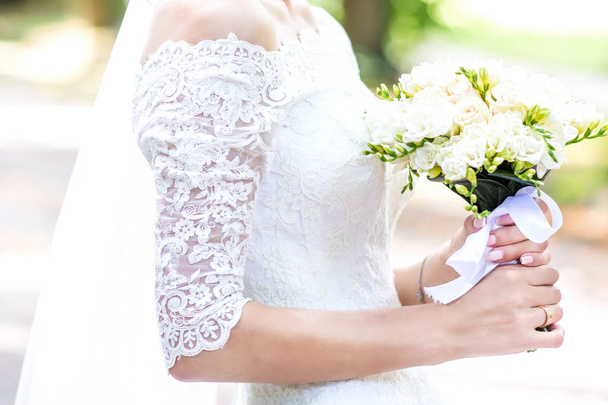 Букет в руках невесты
 - Фото, изображение