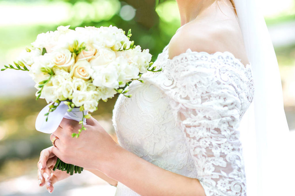 Bouquet in brides hands - Foto, Bild