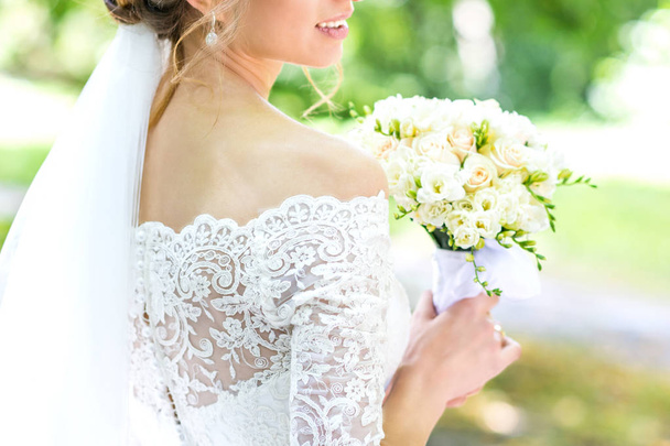 Kytice v rukou nevěsty - Fotografie, Obrázek