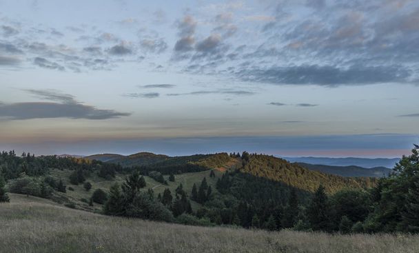 Ανατολή του ηλίου στο λόφο Velky Javonik στη Σλοβακία - Φωτογραφία, εικόνα