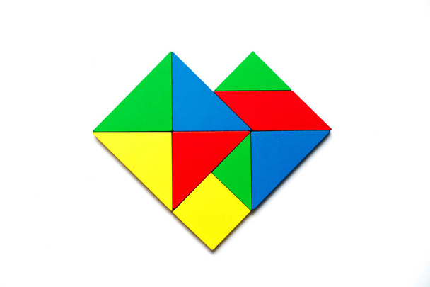 A geometriai szív alakú, fehér háttér színes fa játék puzzle - Fotó, kép