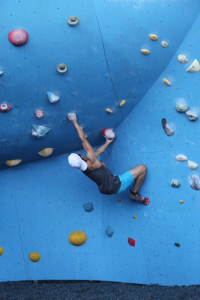 Rock climber at DUMBO Boulders Powered by The Cliffs - Foto, Imagen