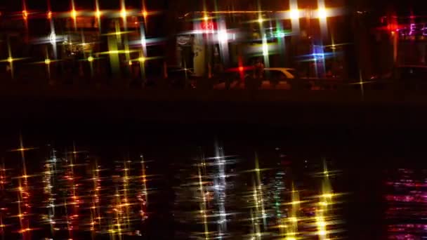 elmélkedés a tó csodálatos kínai ókori építészeti világítás este. - Felvétel, videó