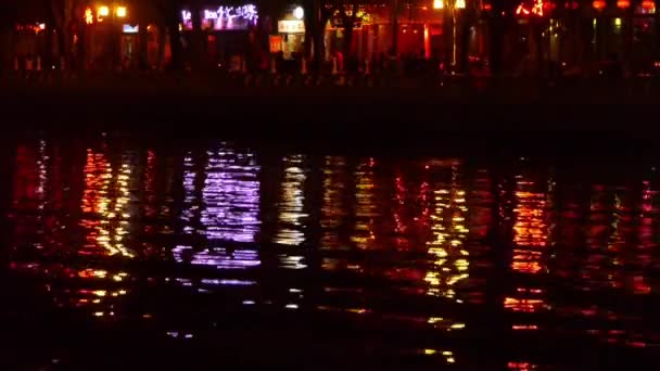 elmélkedés a tó csodálatos kínai ókori építészeti világítás este. - Felvétel, videó