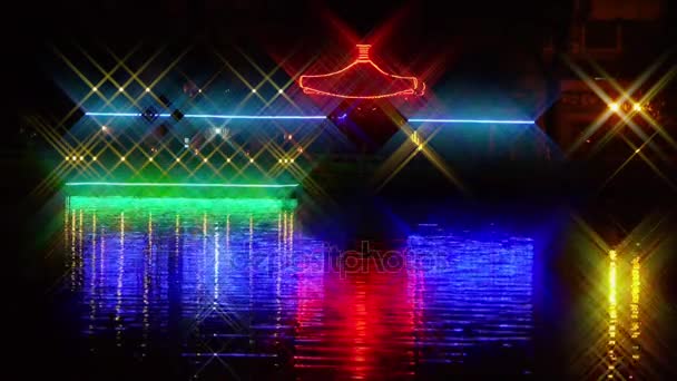 refleksja nad jeziorem z wspaniałe oświetlenie architektoniczne starożytne Chiny. - Materiał filmowy, wideo