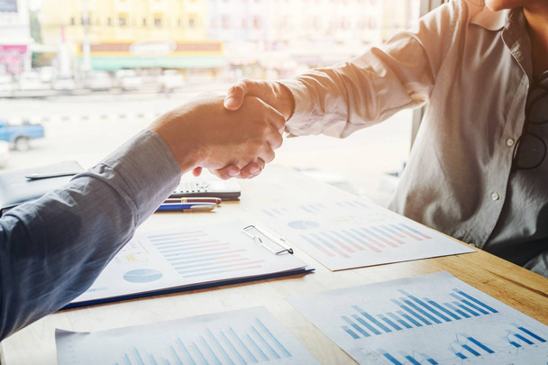 Коллеги по бизнесу пожимают друг другу руки при встрече с Planning Strateg
 - Фото, изображение