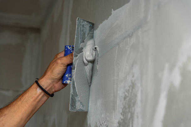 vieil ouvrier avec des outils de plâtrage mural rénovation maison
 - Photo, image