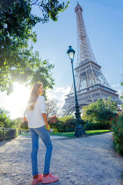 Beautiful girl in Paris with Eiffel tower - Foto, Bild