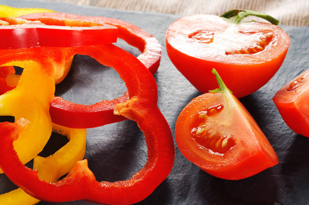 Sliced tomato with bell pepper rings  - Фото, зображення