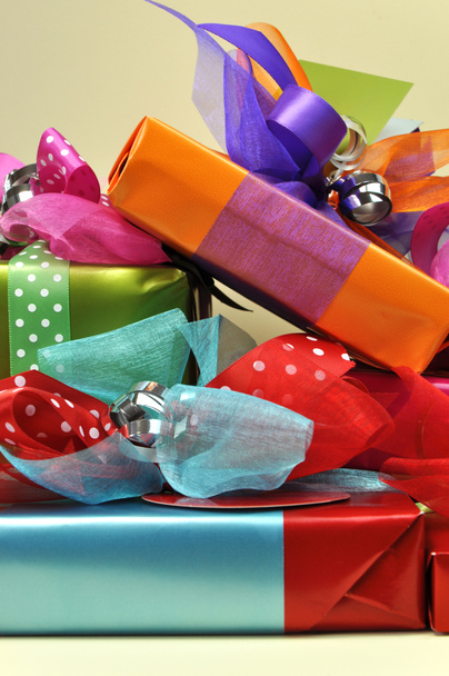 Pila di regali di festa festivi presenti di colore luminoso (verticale
) - Foto, immagini