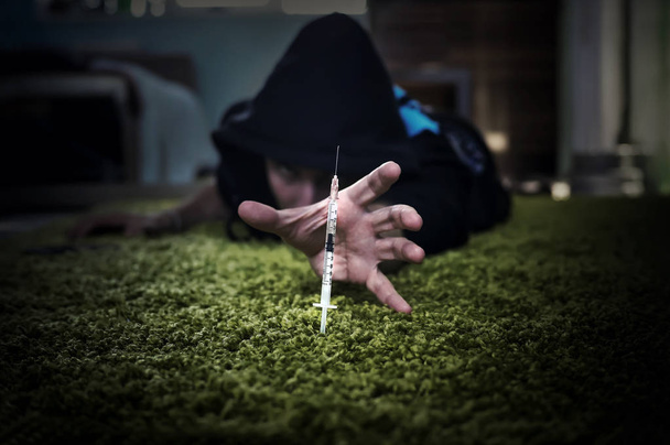 Jeringa con heroína frente a la droga
 - Foto, imagen