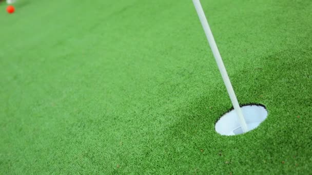Golfer auf dem Grün verpasst knappen Putt - Filmmaterial, Video
