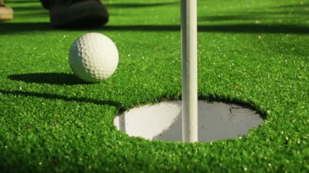 The perfect golf putt - Footage, Video